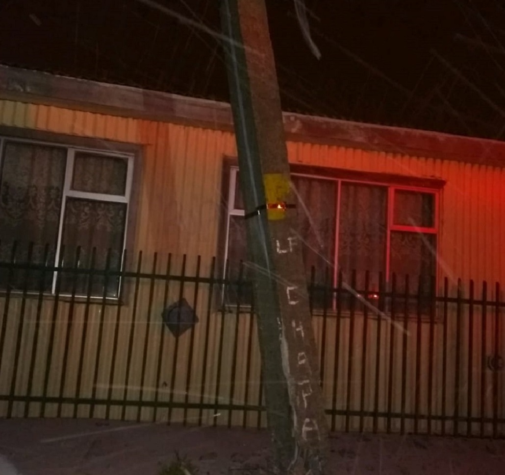 Interrupción de suministro eléctrico en sector El Pinguino por choque vehicular