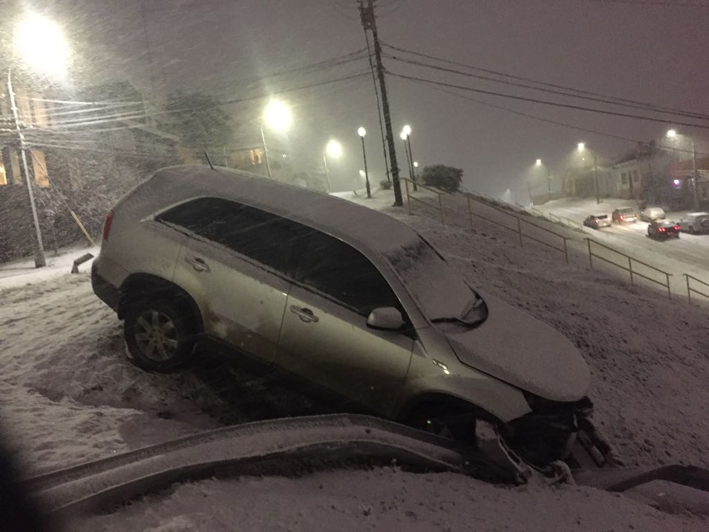 En el centro de Punta Arenas conductor pierde control de vehículo debido a intensa nieve