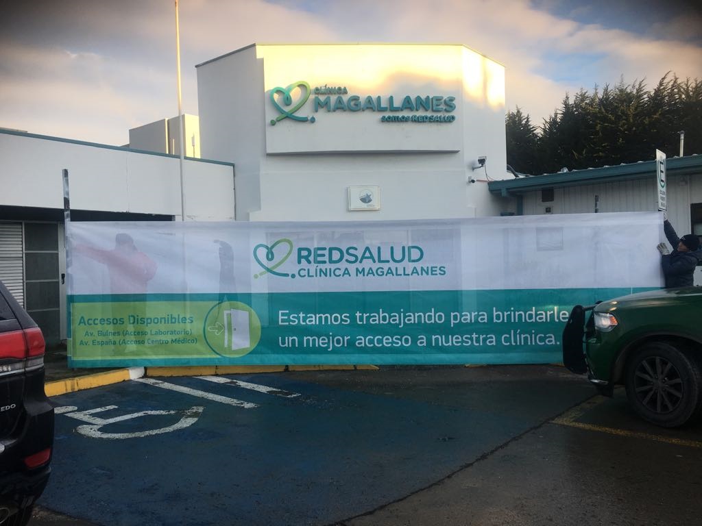Acceso principal de Clínica RedSalud Magallanes se  mantiene cerrado por trabajos de remodelación de fachada