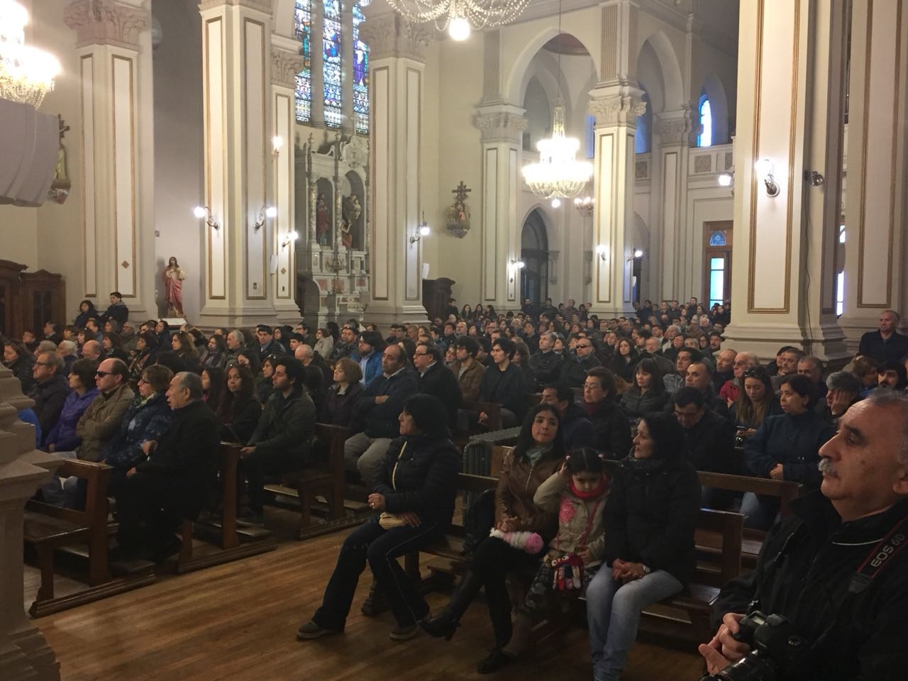 Masivo y emotivo funeral del comunicador radial Mario Vivar en Punta Arenas