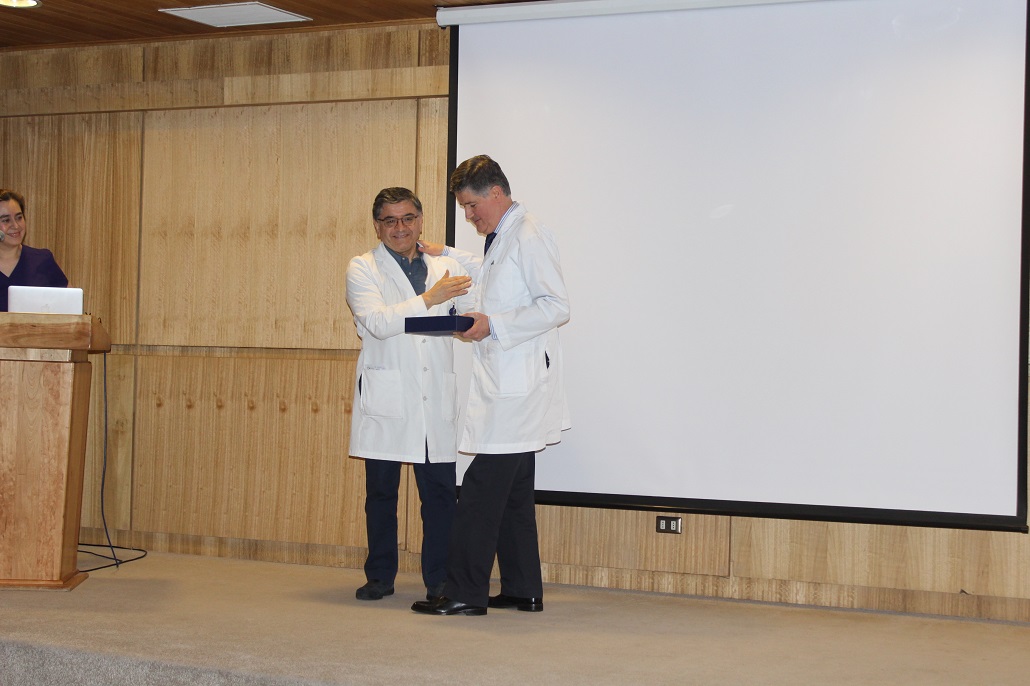 Con emotiva ceremonia, el Centro de Responsabilidad de Medicina realizó reconocimiento en vida al médico nefrólogo Humberto Hurtado Yutronic
