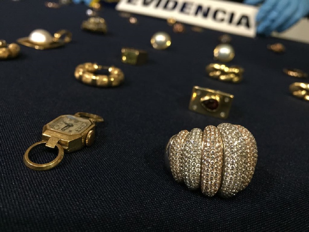 Dueña de valiosas joyas robadas desde su domicilio agradeció a la policía de investigaciones por recuperar sus pertenencia