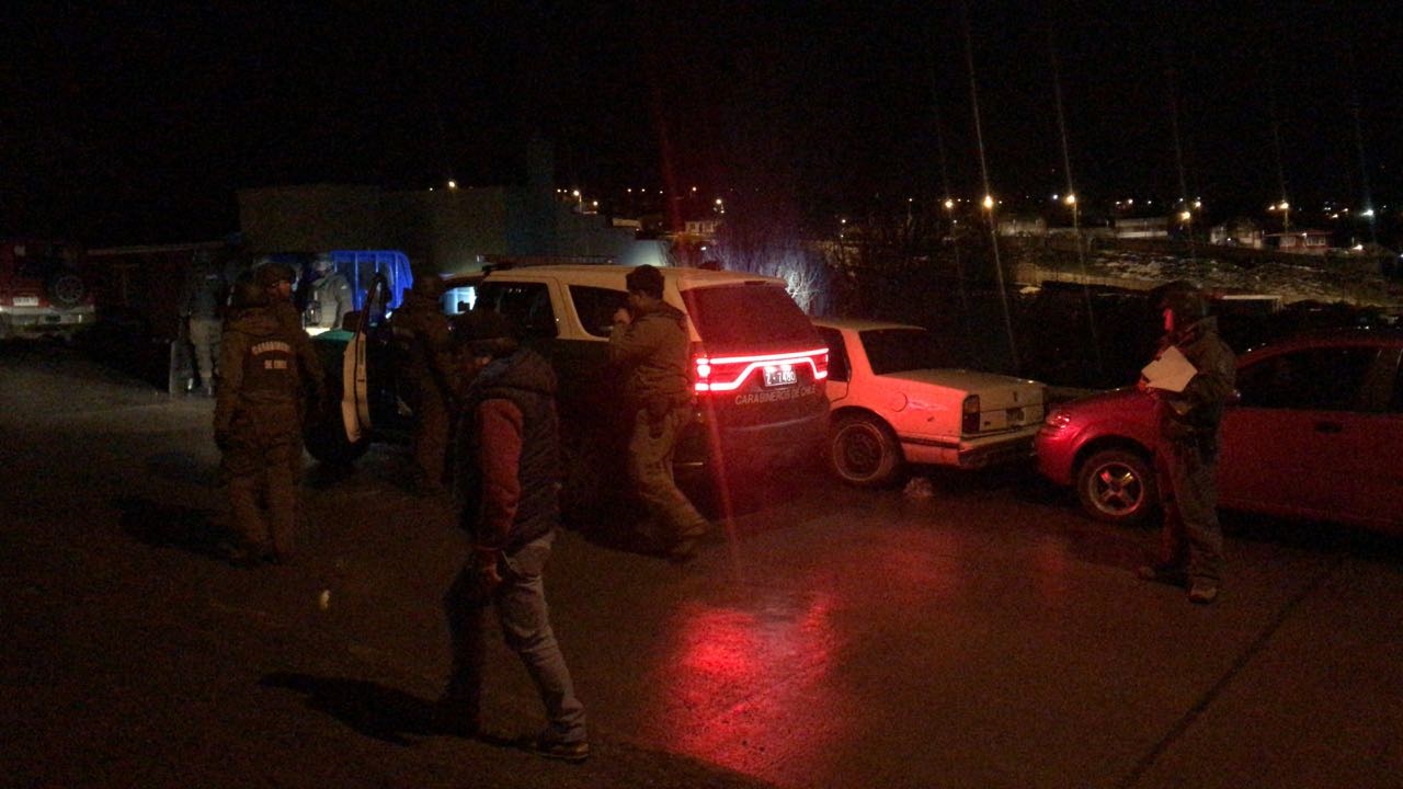 Un individuo se parapeta armado dentro de su domicilio, pero Carabineros no interviene