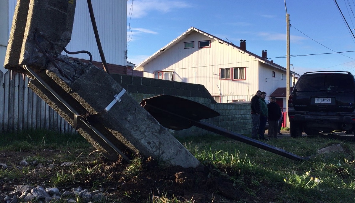 EDELMAG informó de la reposición de un poste de alumbrado producto de un choque durante esta mañana