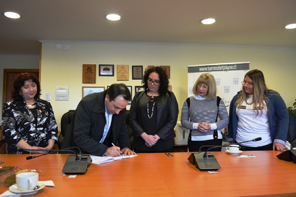 Convenio apoyará a mujeres emprendedoras en la comuna de Torres del Paine