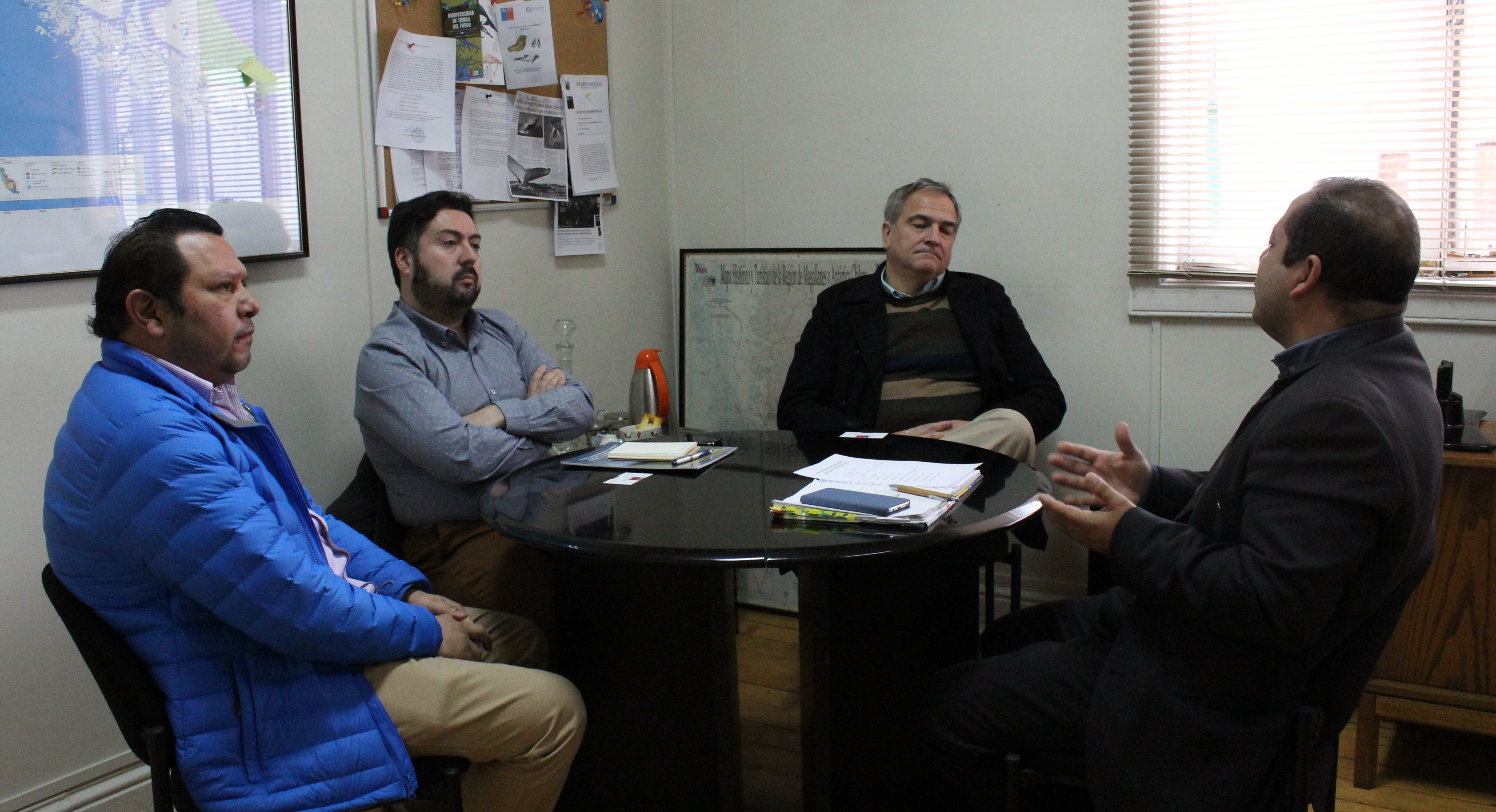 Director regional de SERNAPESCA se reune con directiva del gremio de Salmoneros de Magallanes