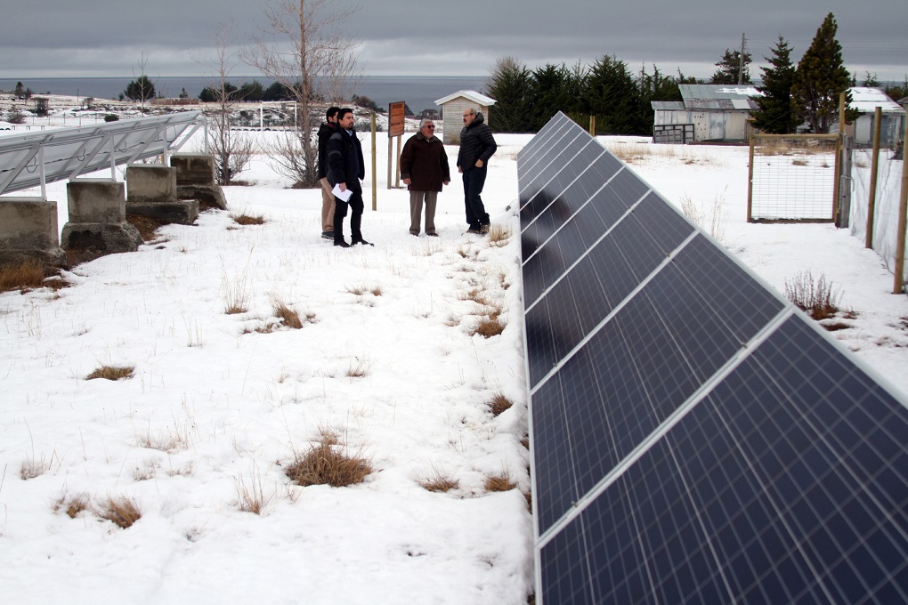 Seremi de Energía inspecciona Vivero de Conaf que funciona con paneles fotovoltaicos