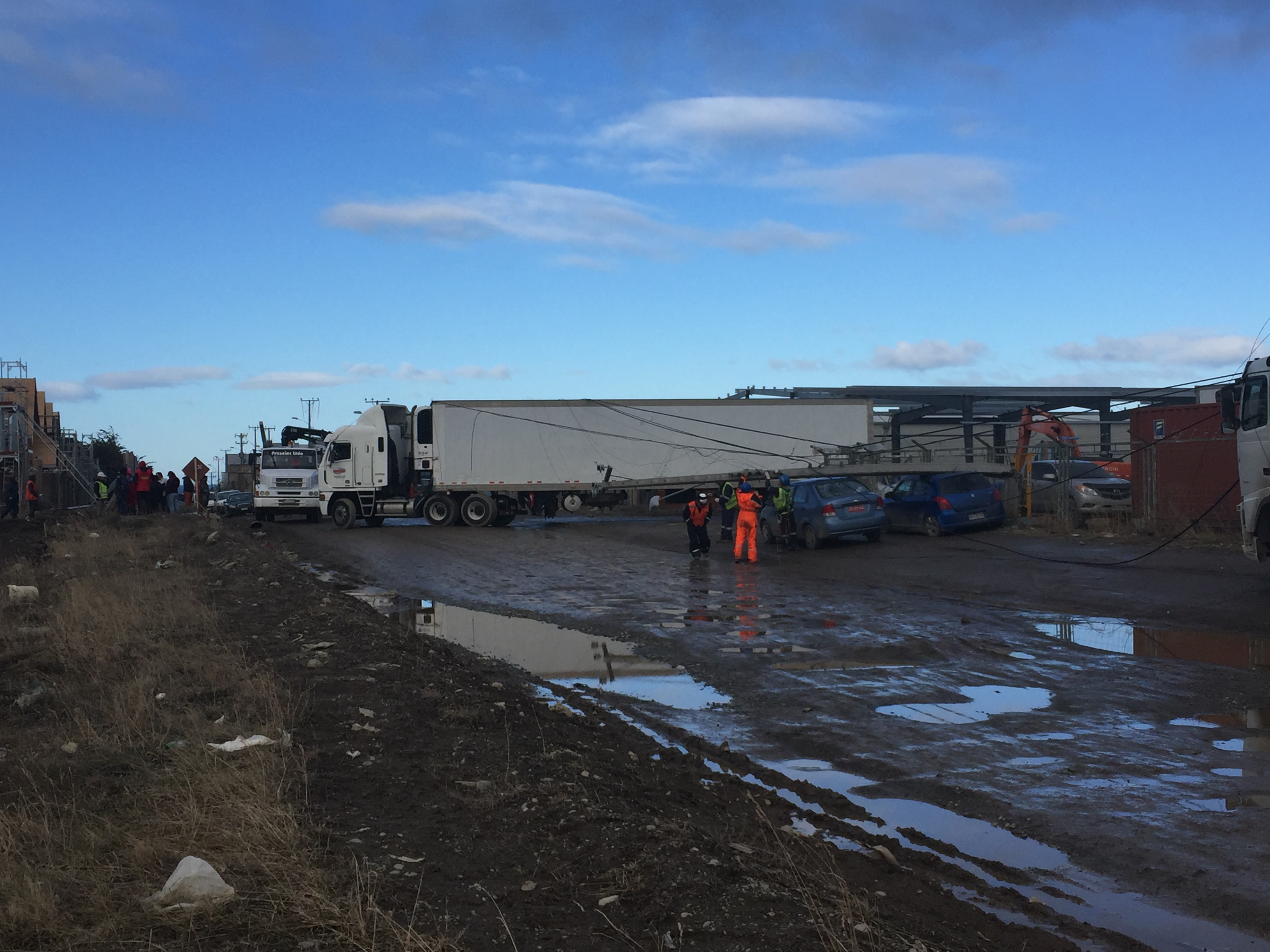 Camión de gran tonelaje derribó tendido eléctrico  causó millonarios daños  en el sector alto de Punta Arenas