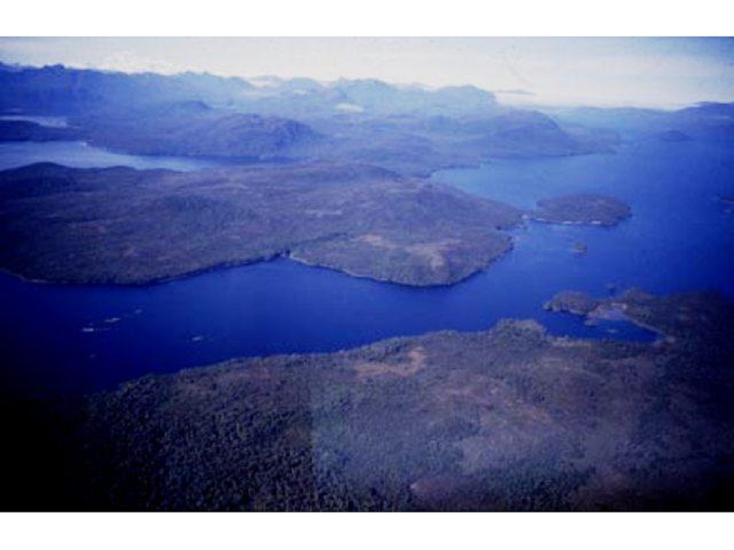 III Zona Naval realiza rescate de lancha varada en Bahía Cockburn