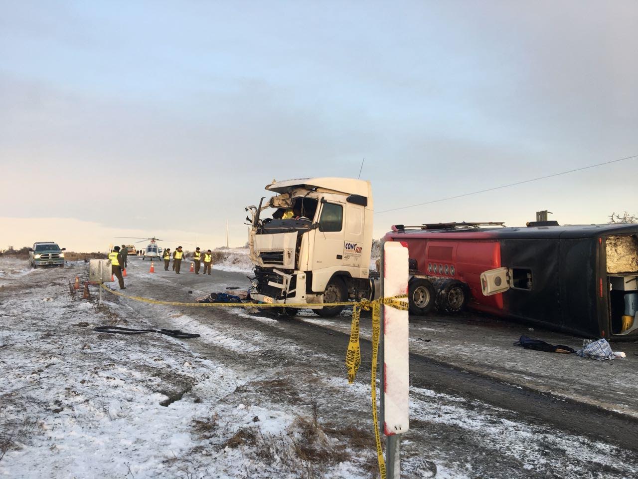 SIAT de Carabineros continúa investigando fatal choque entre un bus y un camión en la ruta 9 Norte