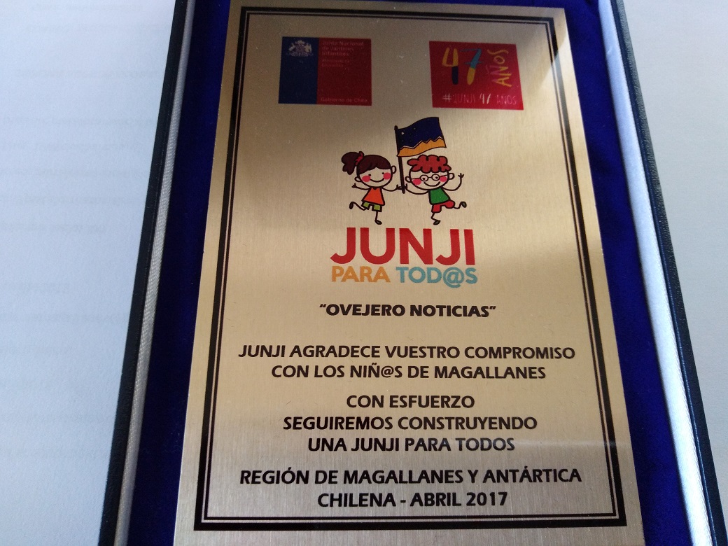 OVEJERO NOTICIAS recibe premio de reconocimiento de JUNJI Magallanes