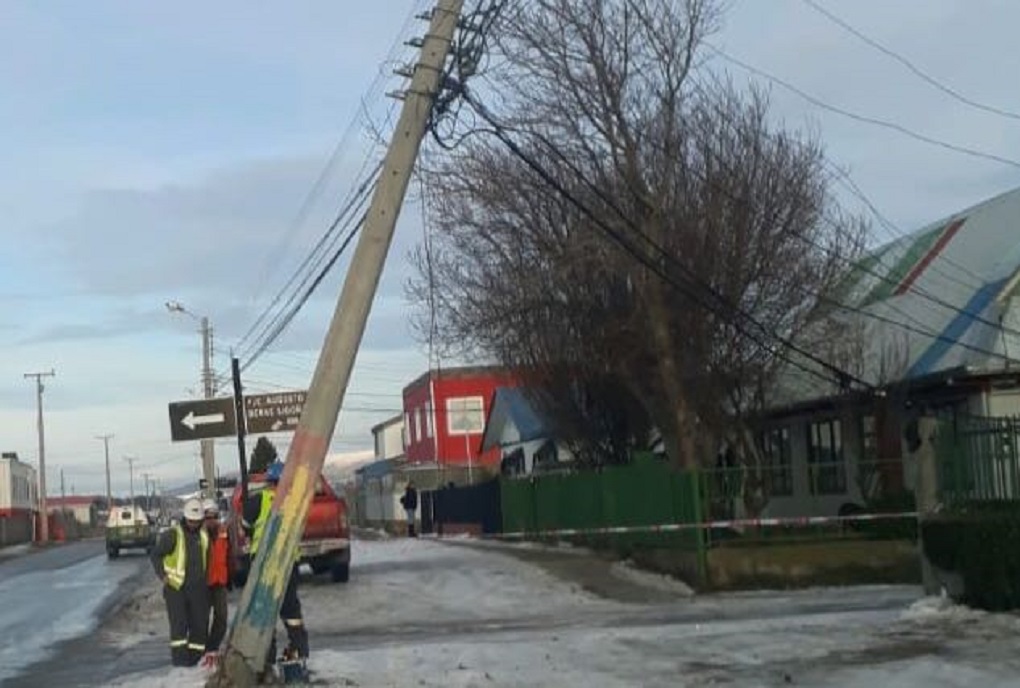 243 usuarios del sector Sur de Punta Arenas permanecen sin energía eléctrica tras choque vehicular