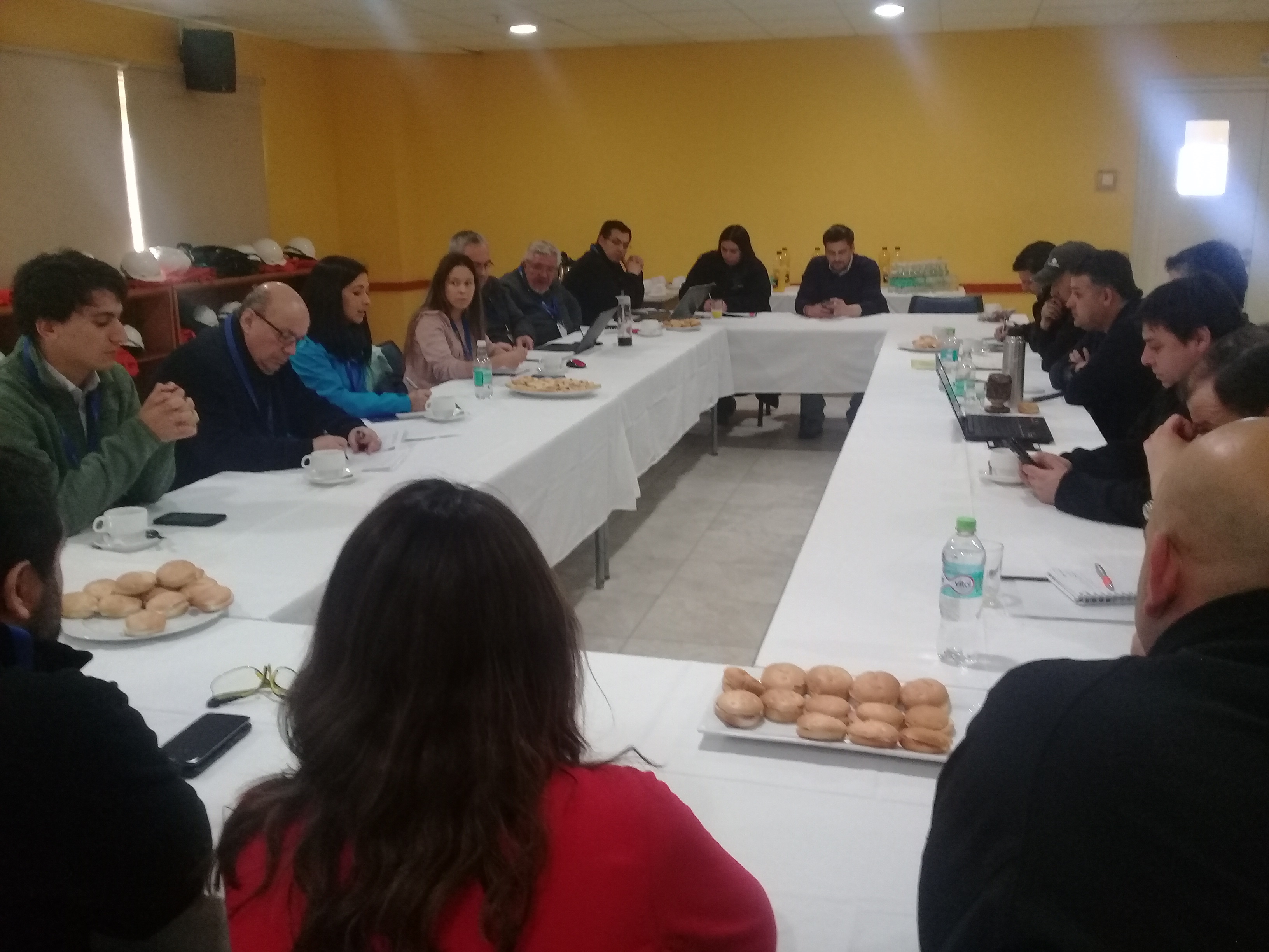 Seremis llegaron hasta la Mina Invierno en Isla Riesco para reunirse con los sindicatos