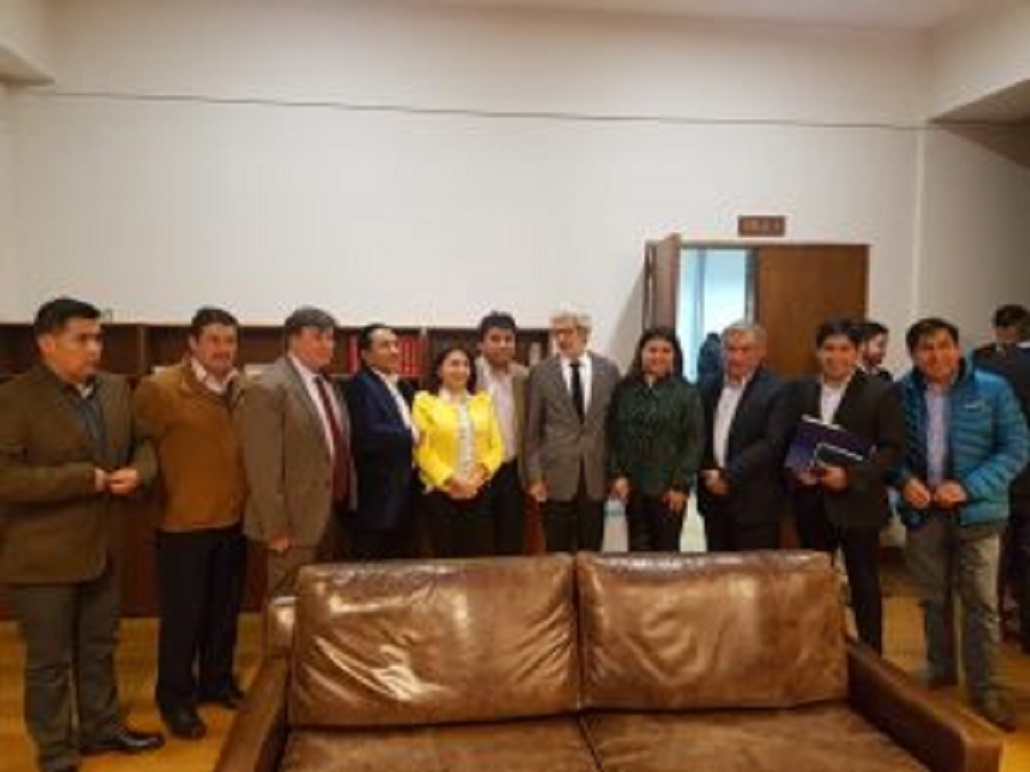 Ministro de Obras Públicas aseguró a Alcadesa de Porvenir la continuidad de pavimentación de rutas Y-65 e Y-71 como obras del Plan de Zonas Extremas en Tierra del Fuego