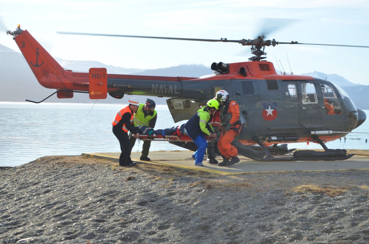 III Zona Naval rescató por vía aérea a tripulante accidentado de una lancha y lo trasladó a Puerto Williams