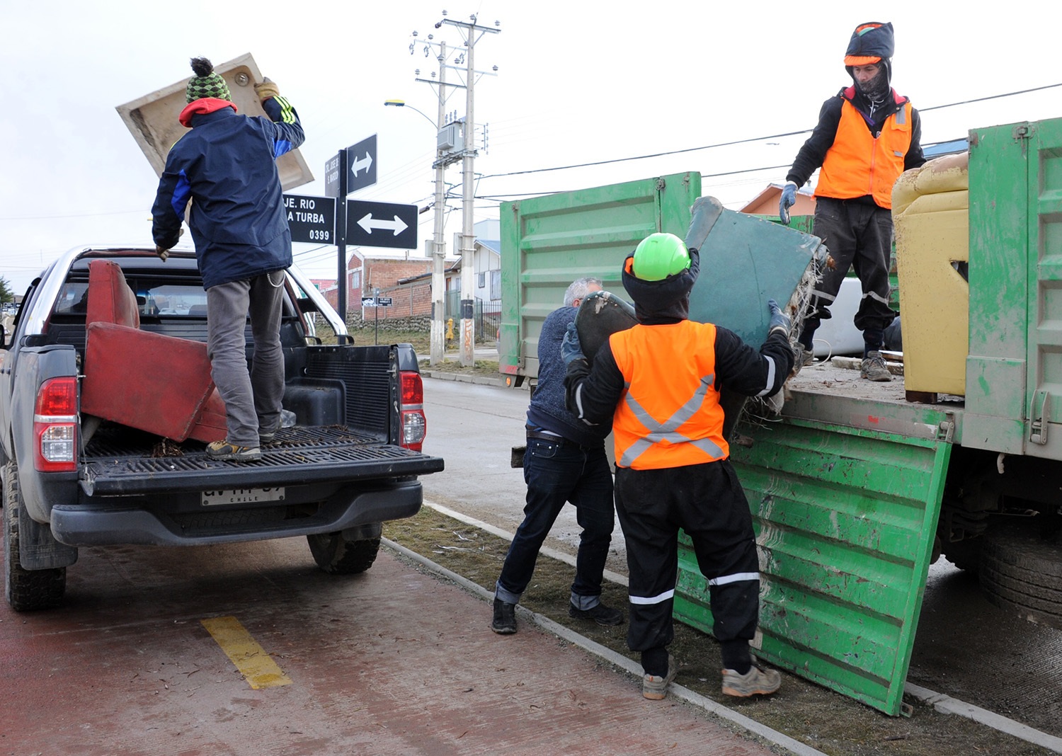 Retiran 120 metros cúbicos de desechos en población Ríos Patagónicos de Punta Arenas