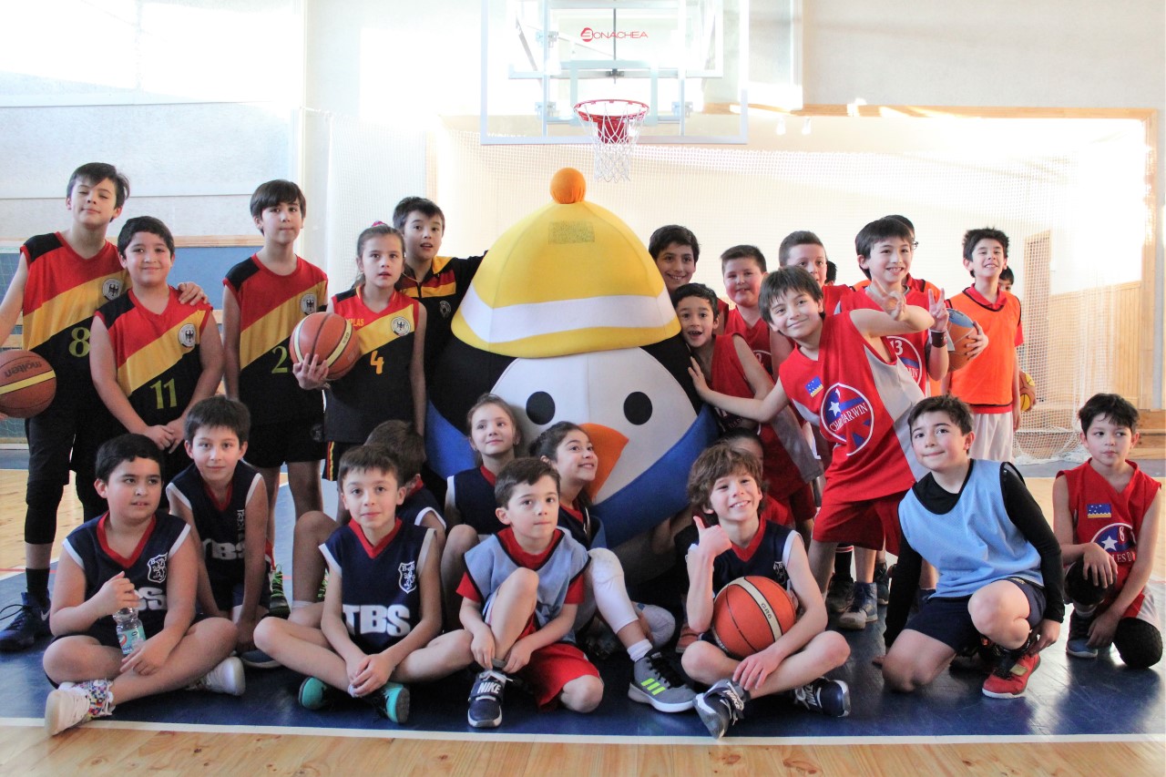 “Hoshi” visitó a niños de la Liga Deportiva Escolar, previo a vacaciones de invierno en Punta Arenas