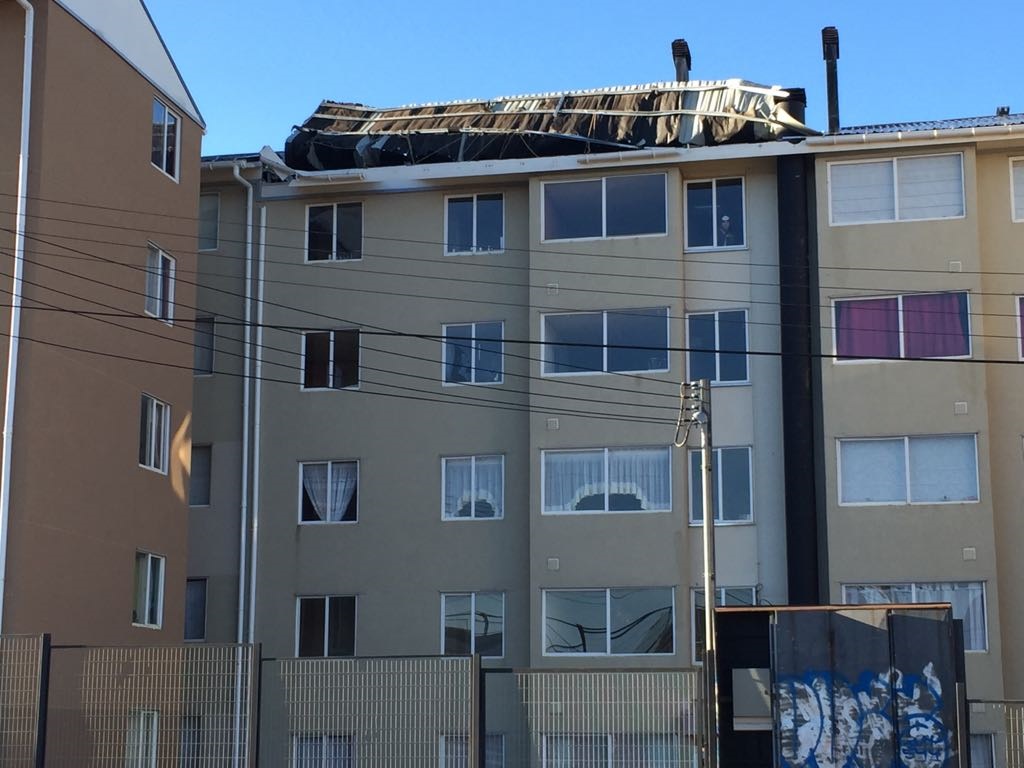 Fuertes rachas de viento ocasionaron voladura de techumbres en condominio en Punta Arenas
