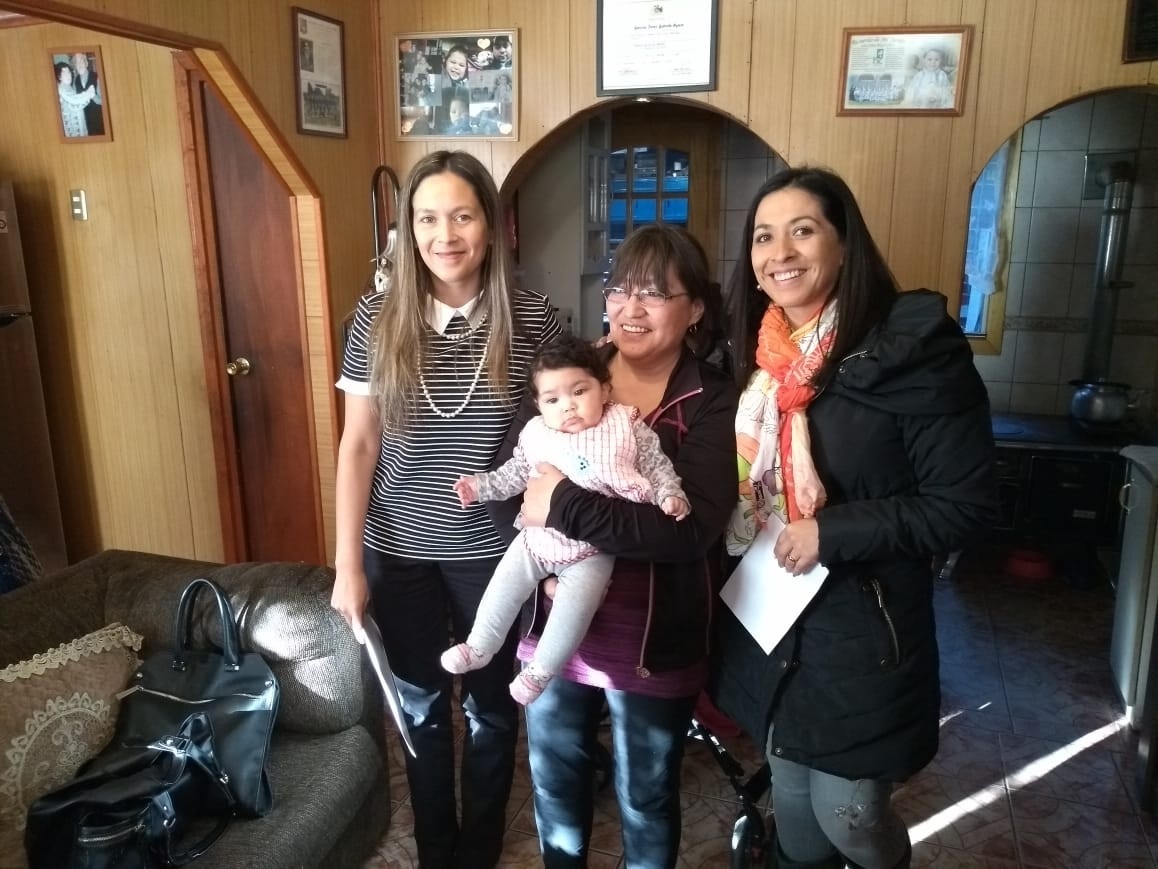 Feliz beneficiaria magallánica recibió pago por Bono Trabajo Mujer de parte de autoridades