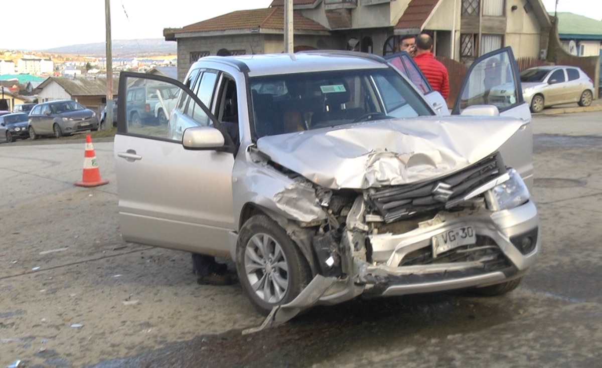 Mujer sin licencia de conducir y en estado de ebriedad fue detenida tras causar violeta colisión en sector sur de Punta Arenas