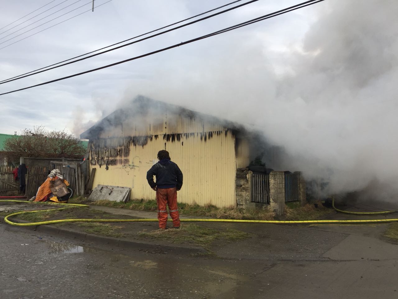 Dos damnificados en incendio que destruyó una vivienda en el barrio 18 de Septiembre