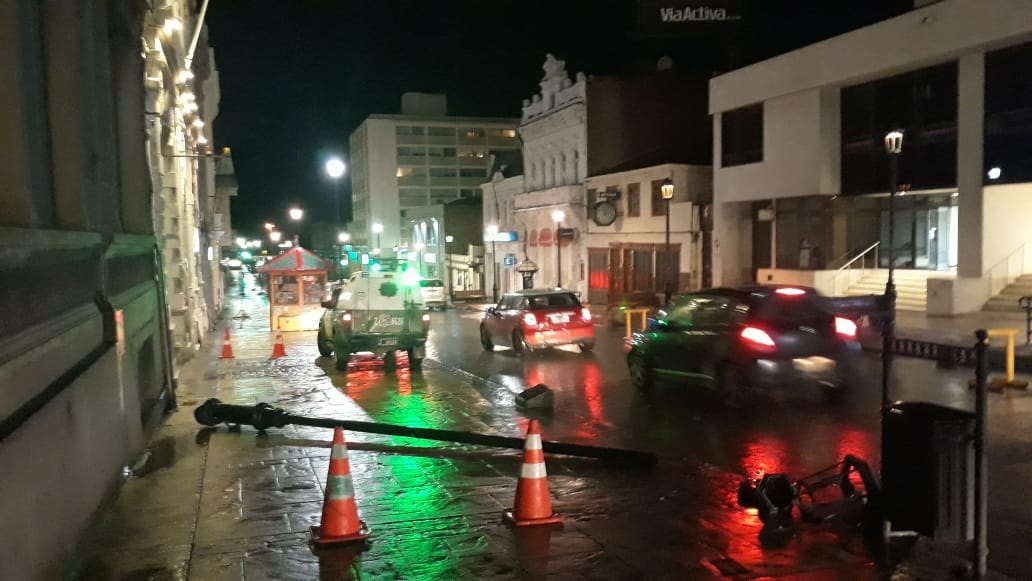 Conductor chocó luminaria en calle Roca y se dió a la fuga