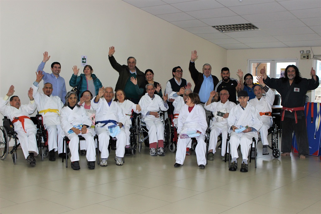Residentes del ELEAM Magallanes participan de taller de Karate inclusivo