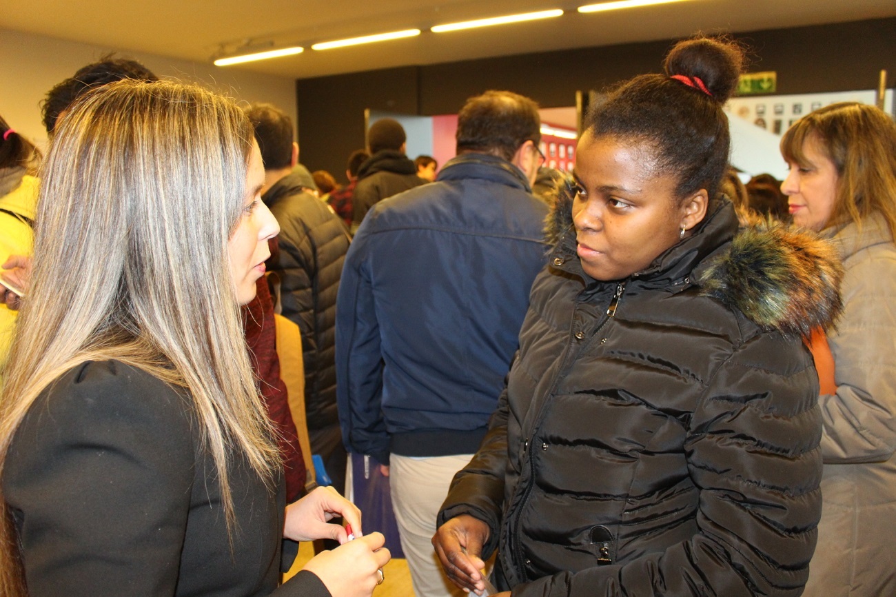 En su versión 2018:  Jóvenes y extranjeros en busca de empleo marcaron asistencia a feria laboral de SENCE en Punta Arenas