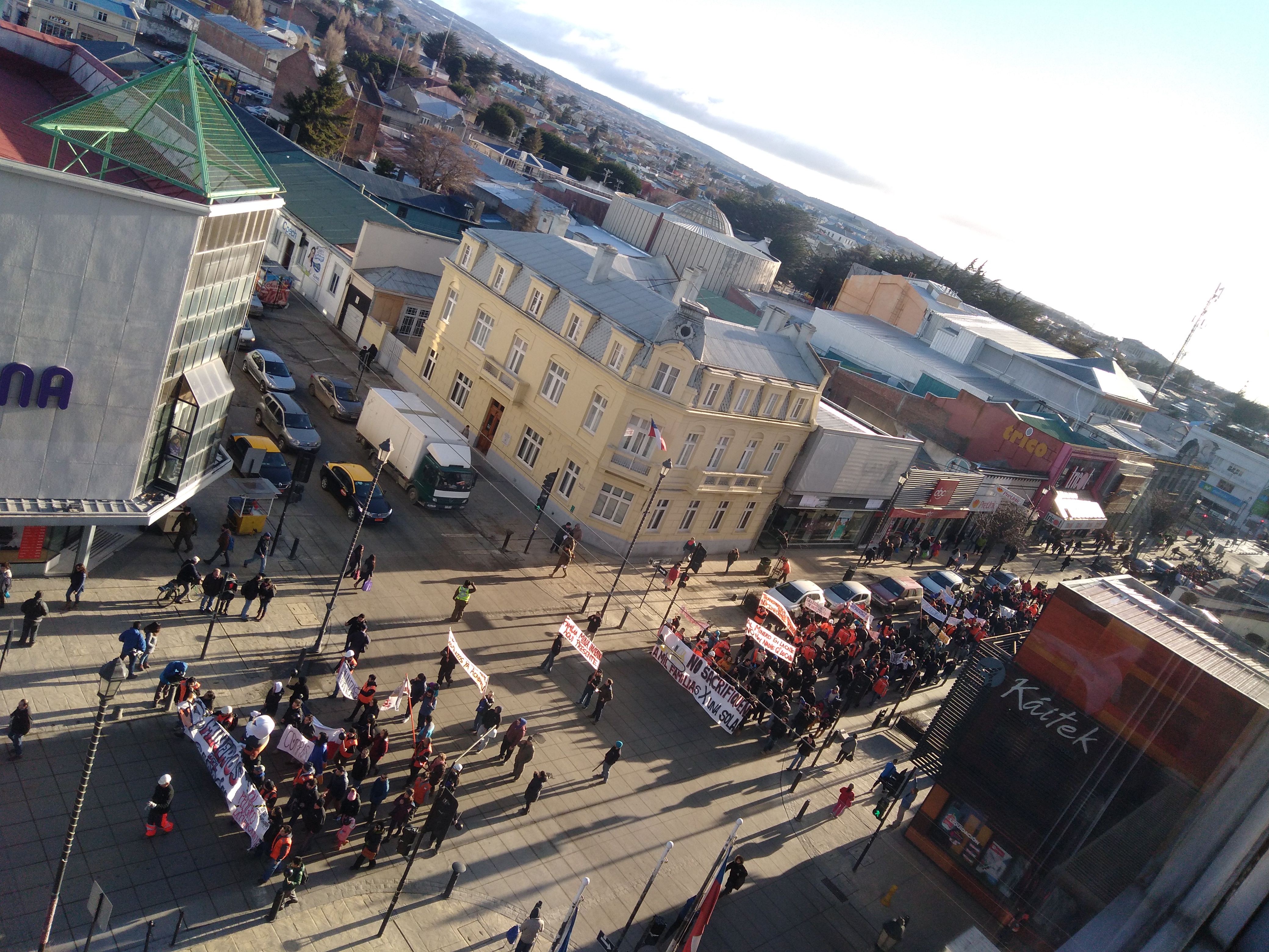 Sindicatos de Trabajadores del carbón de Mina Invierno marchan por el centro de Punta Arenas en favor del proyecto de tronaduras