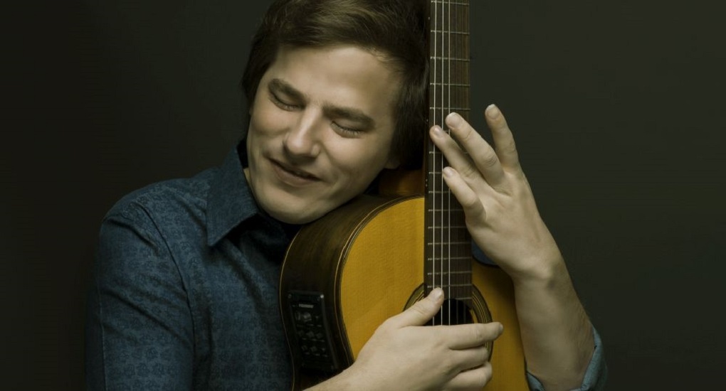 Destacan la experiencia y testimonio del cantante no vidente y autodidacta argentino Nahuel Pennisi