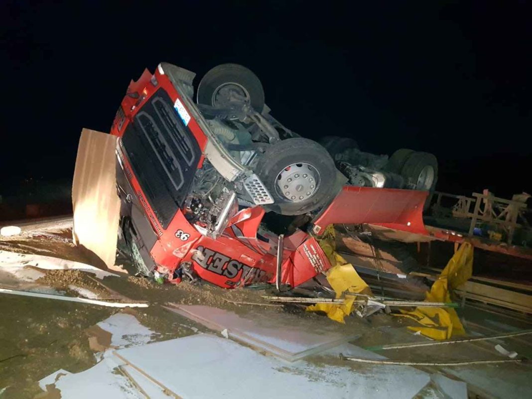 Volcó camión argentino en Tierra del Fuego: iba rumbo a Río Grande