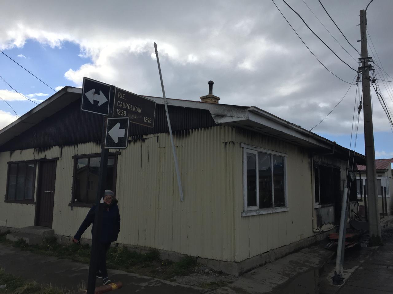 Incendio arrasó una vivienda hoy domingo en el sector Playa Norte de Punta Arenas