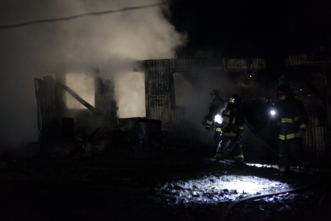 Incendio destruye vivienda en sector alto de Punta Arenas