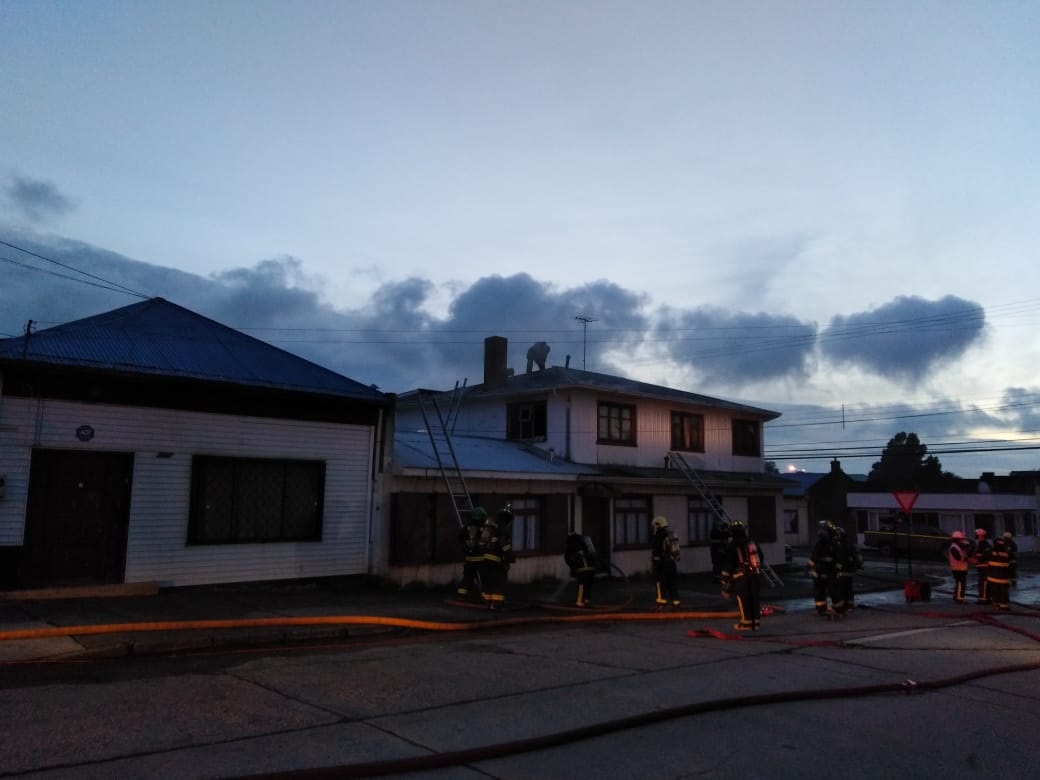 Principio de incendio afectó a una casa de dos pisos del sector sur de Punta Arenas