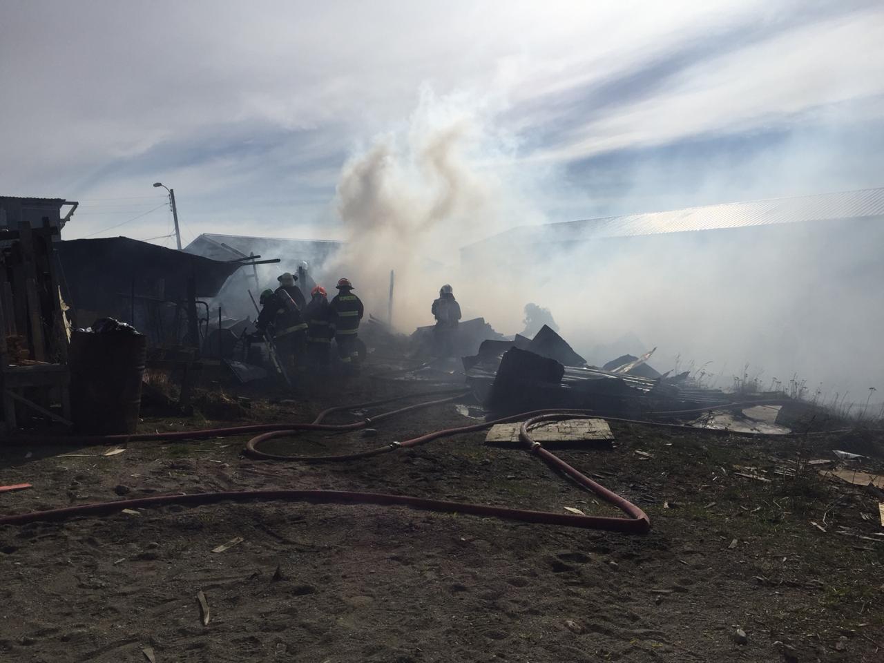 Incendio destruyó una vivienda y dejó una segunda con daños de consideración en Río seco