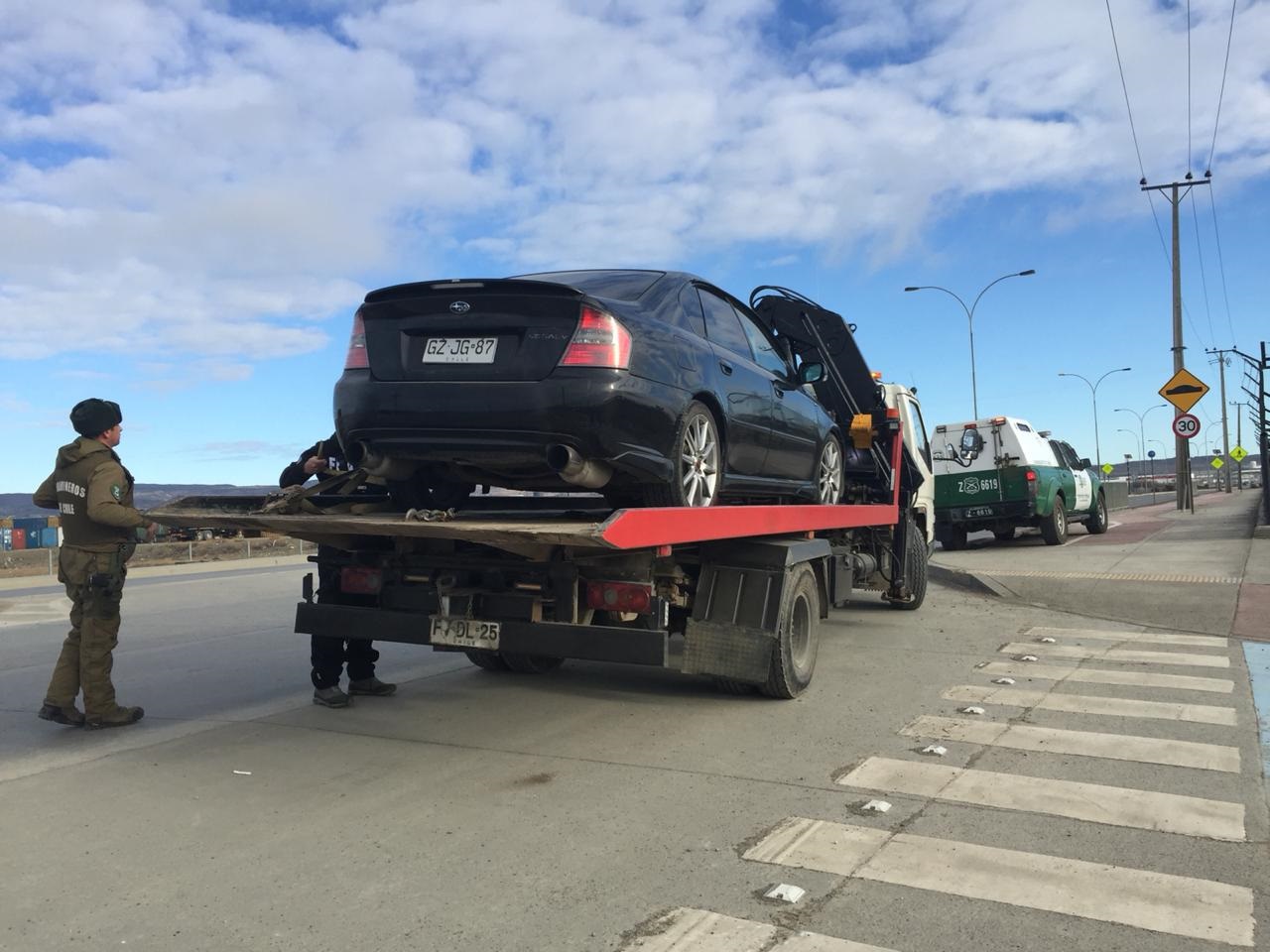 Carabineros detiene a conductor sin licencia tras alocada carrera por el centro y Costanera