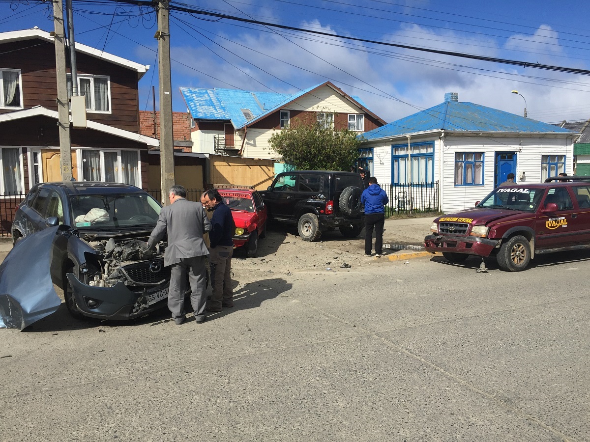 Choque sin lesionados en el Barrio Croata de Punta Arenas