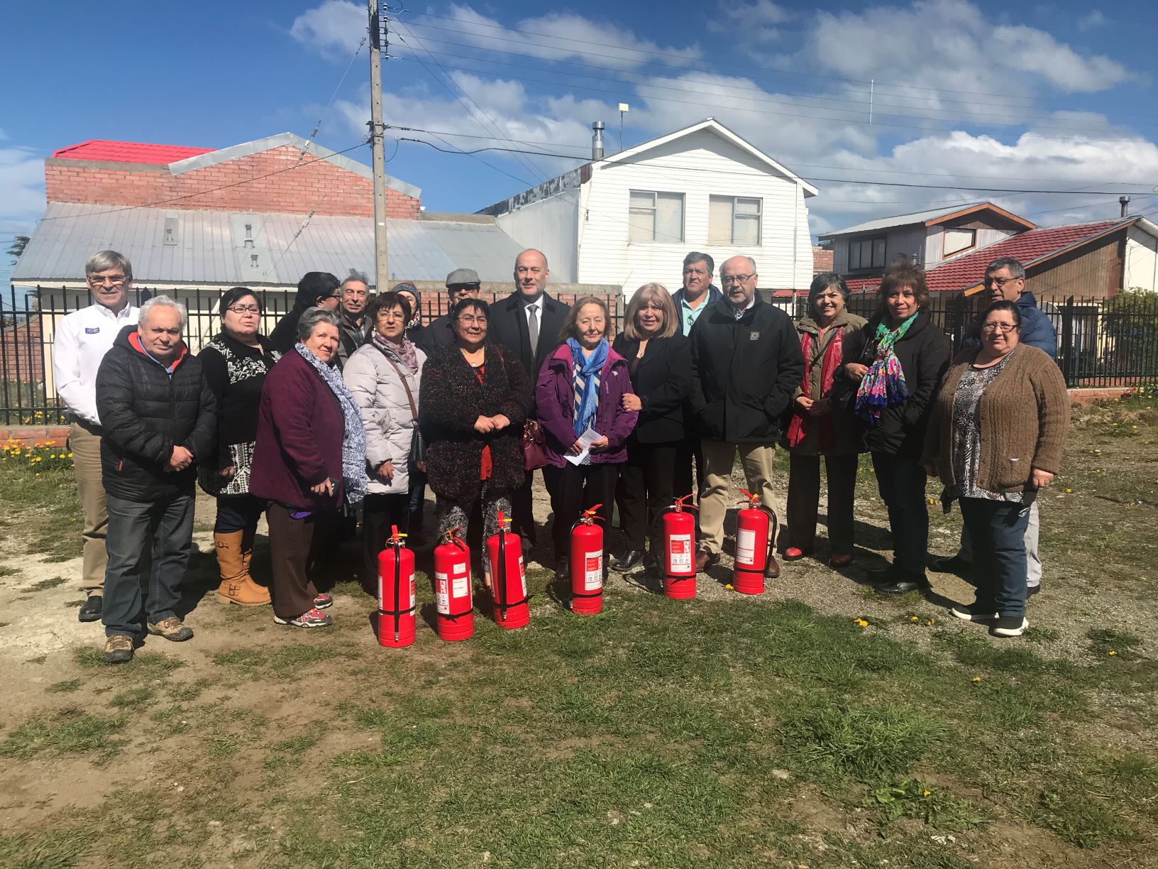 ENAP Magallanes promueve la seguridad entregando extintores en Juntas de Vecinos de Punta Arenas