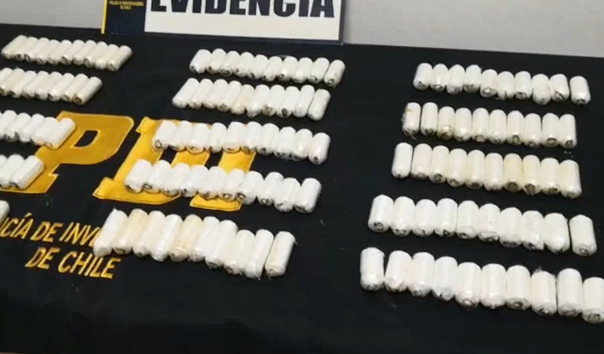 En Santiago interceptan a un colombiano que portaba ovoides de cocaína con destino a Punta Arenas