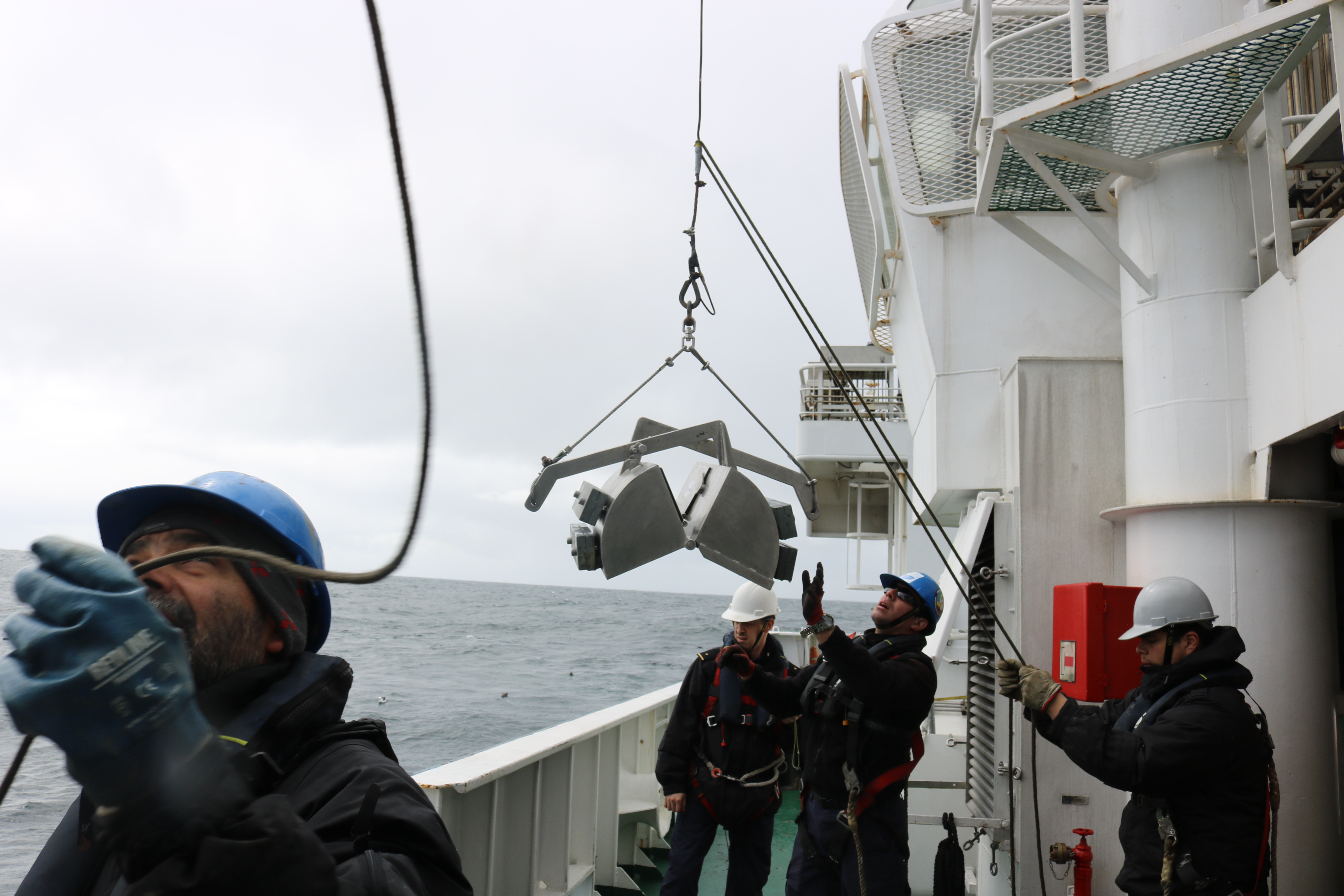 Armada realiza primer crucero de investigación geológica en Chile