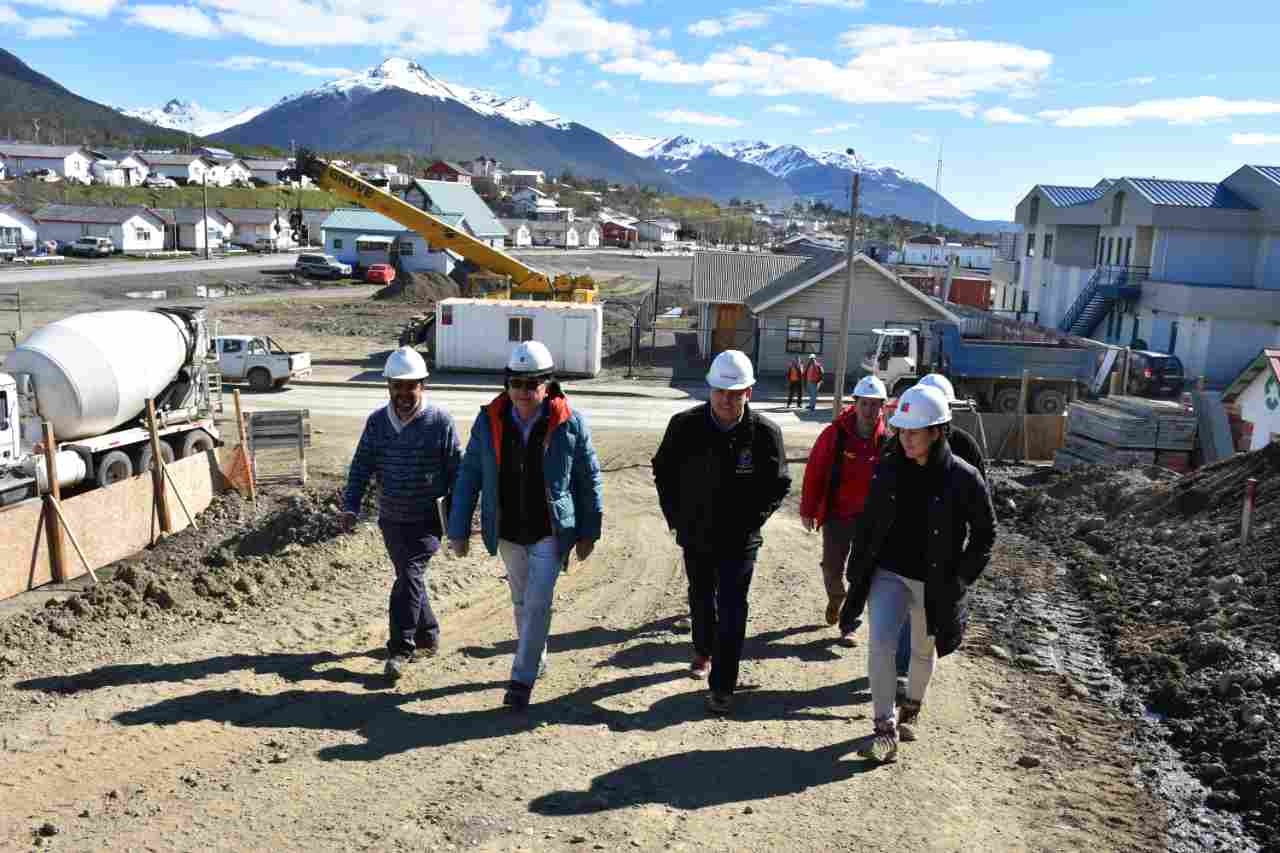 Alcalde de Puerto Williams visita obras de construcción del Centro Subantártico Cabo de Hornos