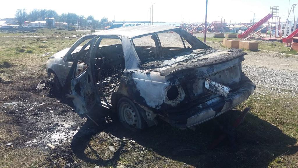Vecinos de comunidades en toma denunciaron quema intencional de vehículo y daños en otros dos automóviles