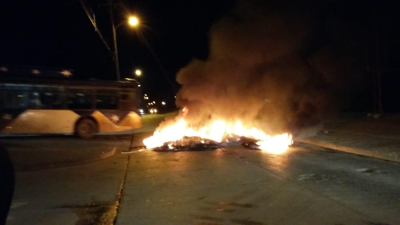 Caos nocturno en bencineras y barricadas de protesta anoche en Punta Arenas