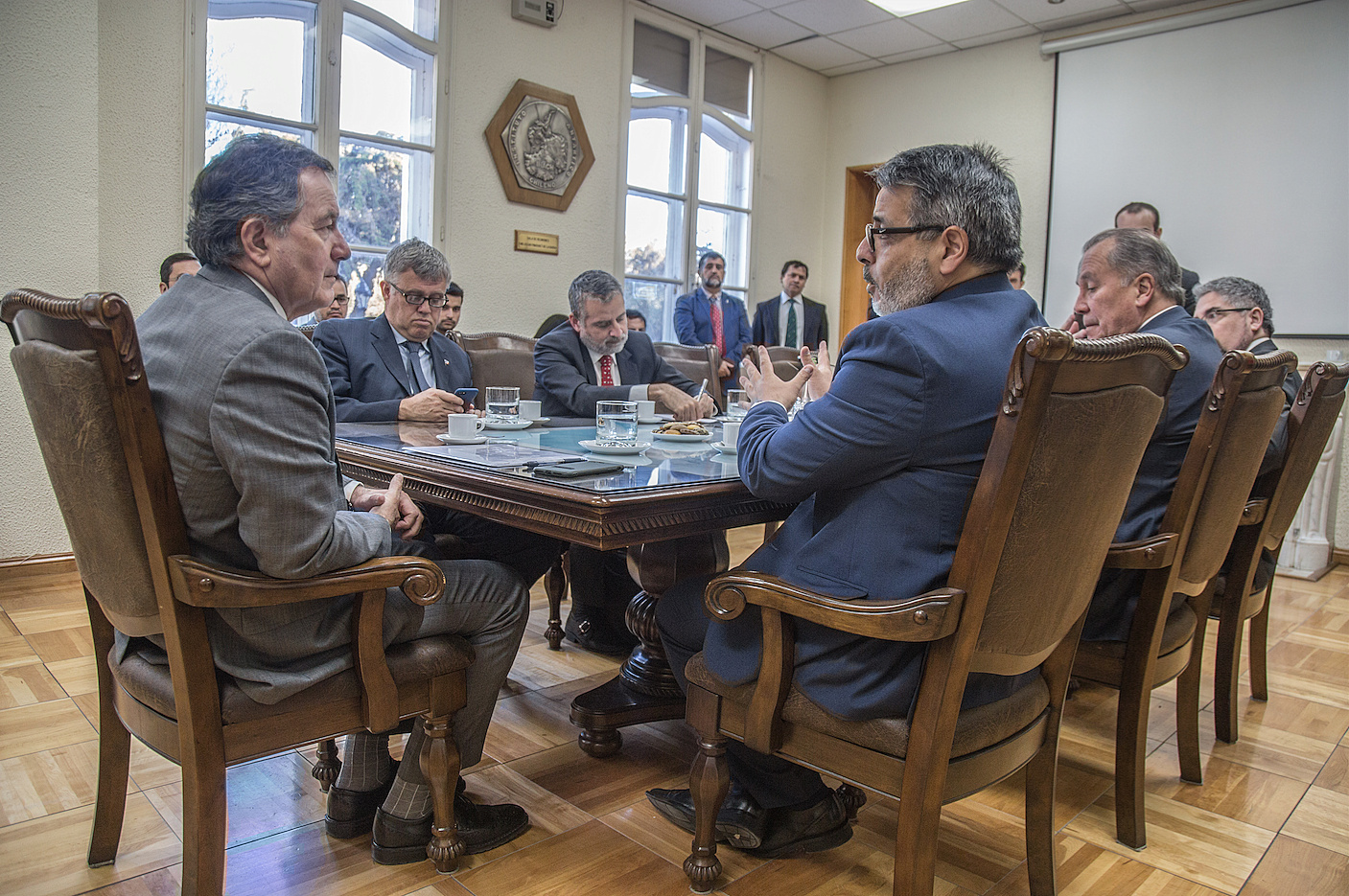 Ministro Roberto Ampuero visita el Instituto Antártico Chileno