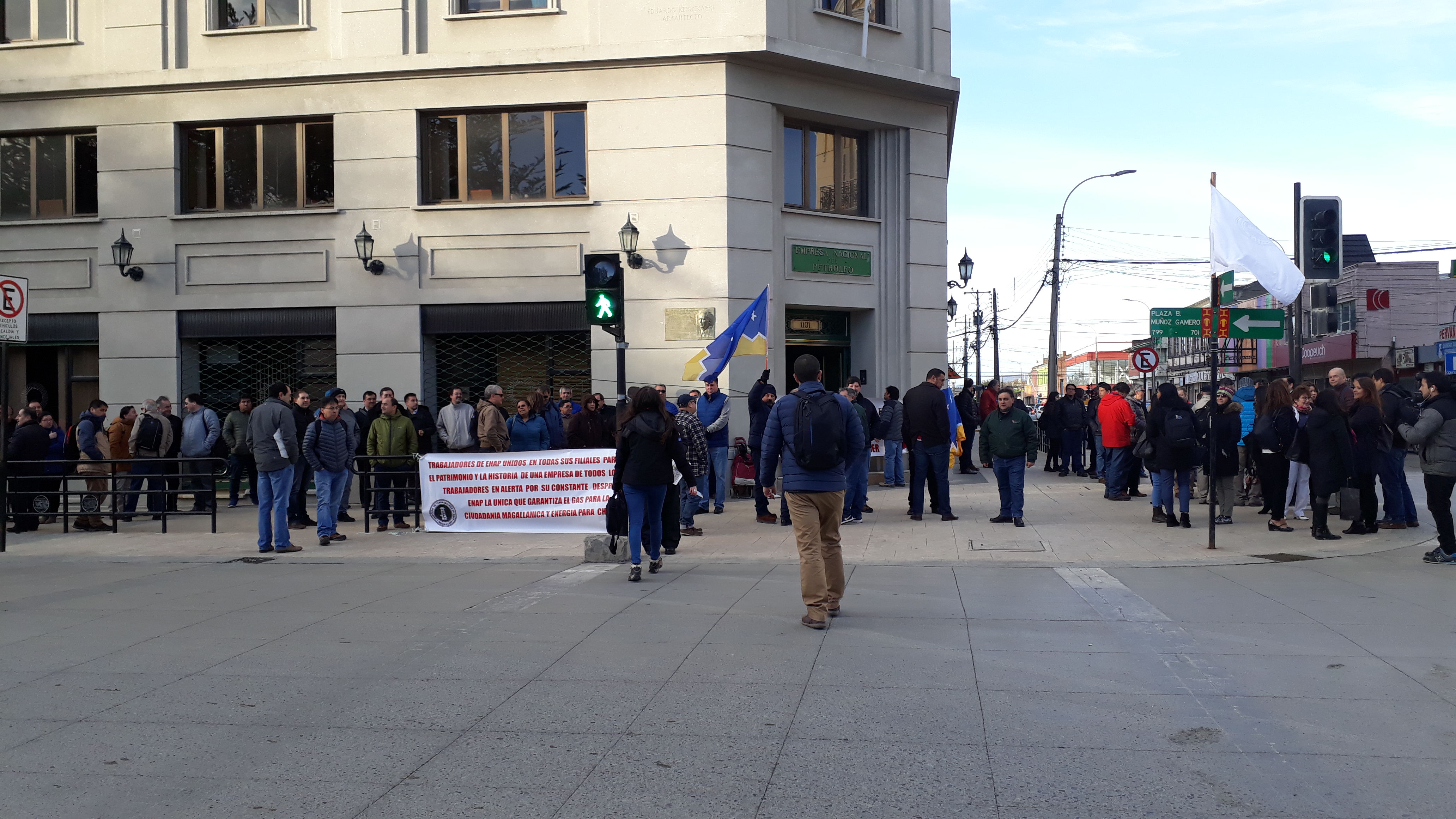 Trabajadores de ENAP Magallanes se manifiestan frente al edificio institucional en Punta Arenas