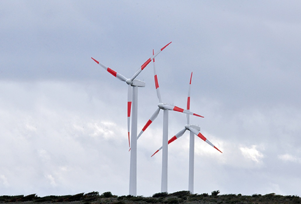 Consejero Kusanovic anuncia alza inminente de tarifas de energía eléctrica debido al parque eólico de ENAP