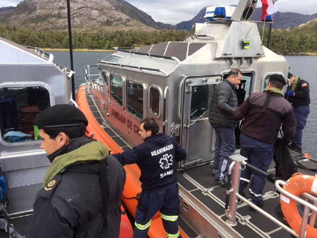 Con lancha de la III Zona Naval realizan evacuación médica desde Puerto Edén a Puerto Natales