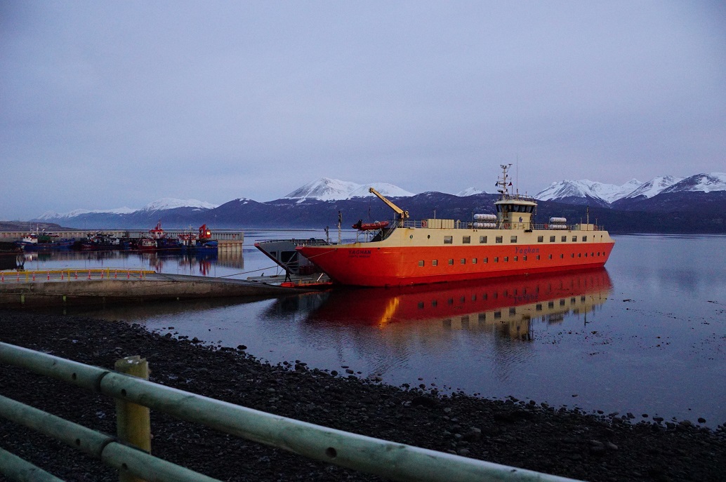 Ejecutivos de Tabsa explicaron a residentes de Puerto Williams proyecto de renovación de ferry Yaghan