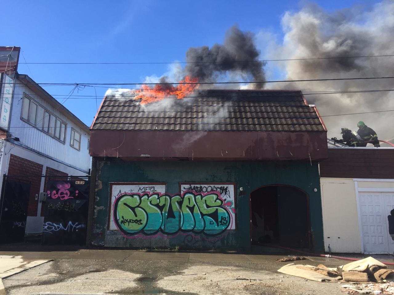 Tres compañías de Bomberos y más de 30 voluntarios acudieron para controlar incendio en antiguo local nocturno en el centro de Punta Arenas