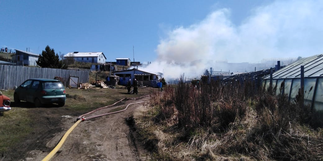 Incendio destruyó vivienda en el sector Loteo Vrsalovic: 3 compañías de Bomberos trabajaron en la emergencia